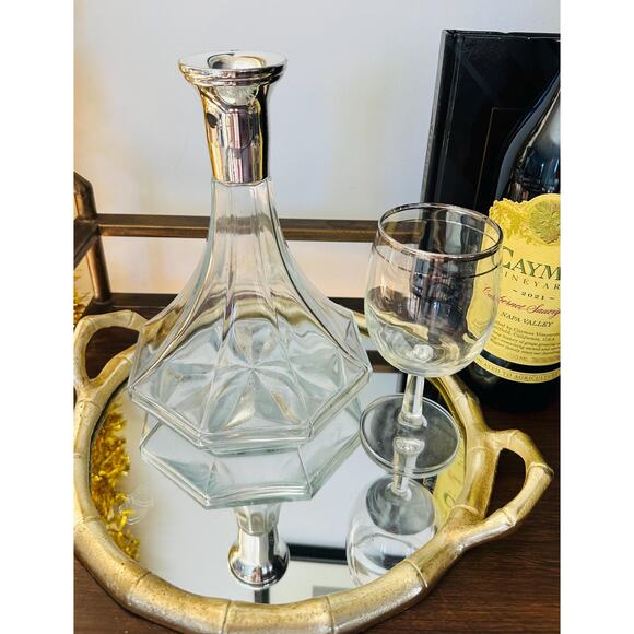 Elegant Octagonal Red Wine Decanter with Silver Neck and Star-Pressed Glass Base - Picture 1 of 5